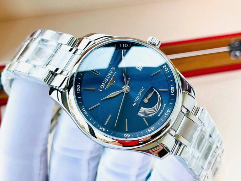 Longines Master Collection L2.908.4.92.6 Thiết kế thanh lịch xịn sò với tính năng báo cót Power Reserve tiện dụng - Bộ máy Caliber L602, 28.800vph, trữ cót 50h. - Size 40mm dễ lên tay - Kính Sapphire nguyên khối - Mặt xanh blue trải tia cực đẹp với bộ kim lá lúa và cọc số vạch được hoàn thiện thanh mảnh tinh tế - Lịch ngày góc 3h và subdial kim báo cót góc 6h - Thân vỏ & dây thép không gỉ 316L - Chống nước 30m
